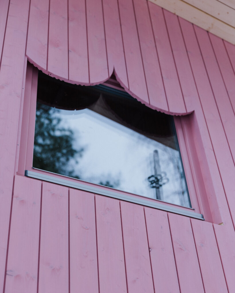 Villa Luella vaaleanpunainen ulkoverhoilu ja ikkuna