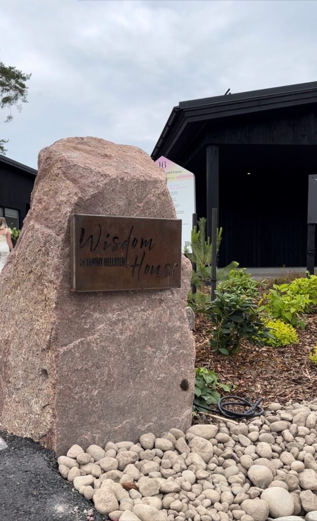 Finnlog WisdomHouse kivi, jossa on talon nimilaatta