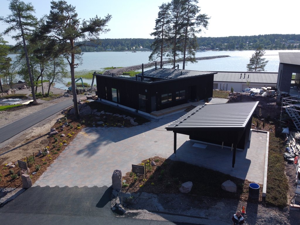 Finnlog WisdomHouse atriumpihainen tumma CLT-talo