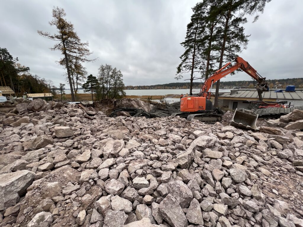 maanrakennustyöt ja työkone tontilla