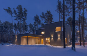 Sähkö on tärkeä osa Finnlog-taloa. Asennukset toteutetaan yhteistyössä luotettavien alihankkijoiden kanssa.